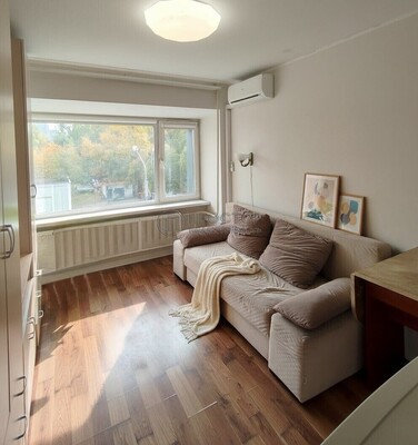 Купить --комнатную квартиру